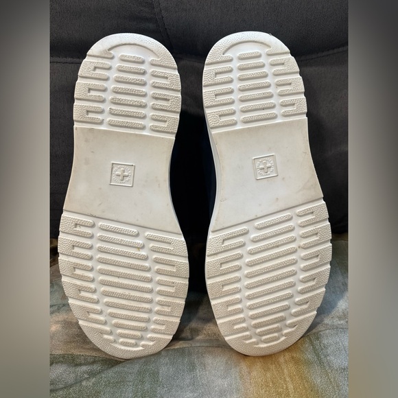 💙💙Dr. Martens Dark Blue Sneakers with White Soles💙💙 - Picture 9 of 17